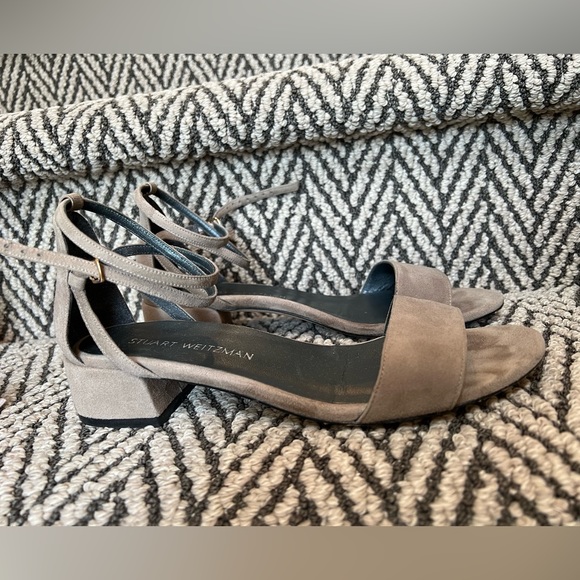 Stuart Weitzman EUC Grey Suede PeeWee Sandal - Picture 4 of 10
